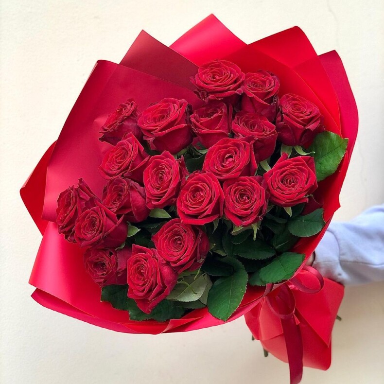 Букет из 19 красных роз Рената